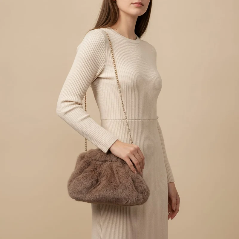 Clutch in finta pelliccia chic - Beige