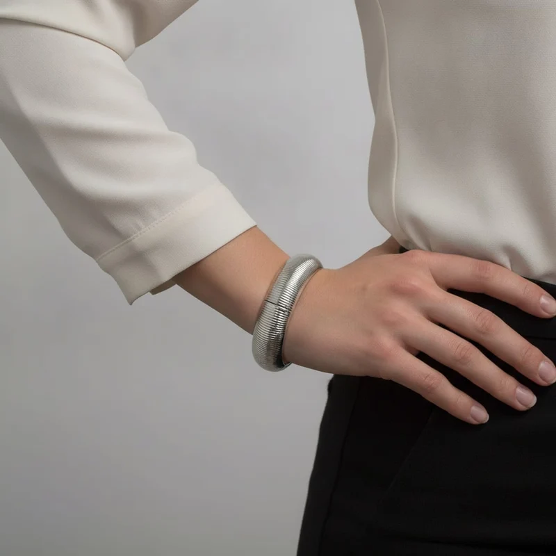 Bracciale rigido con striature eleganti - Argento