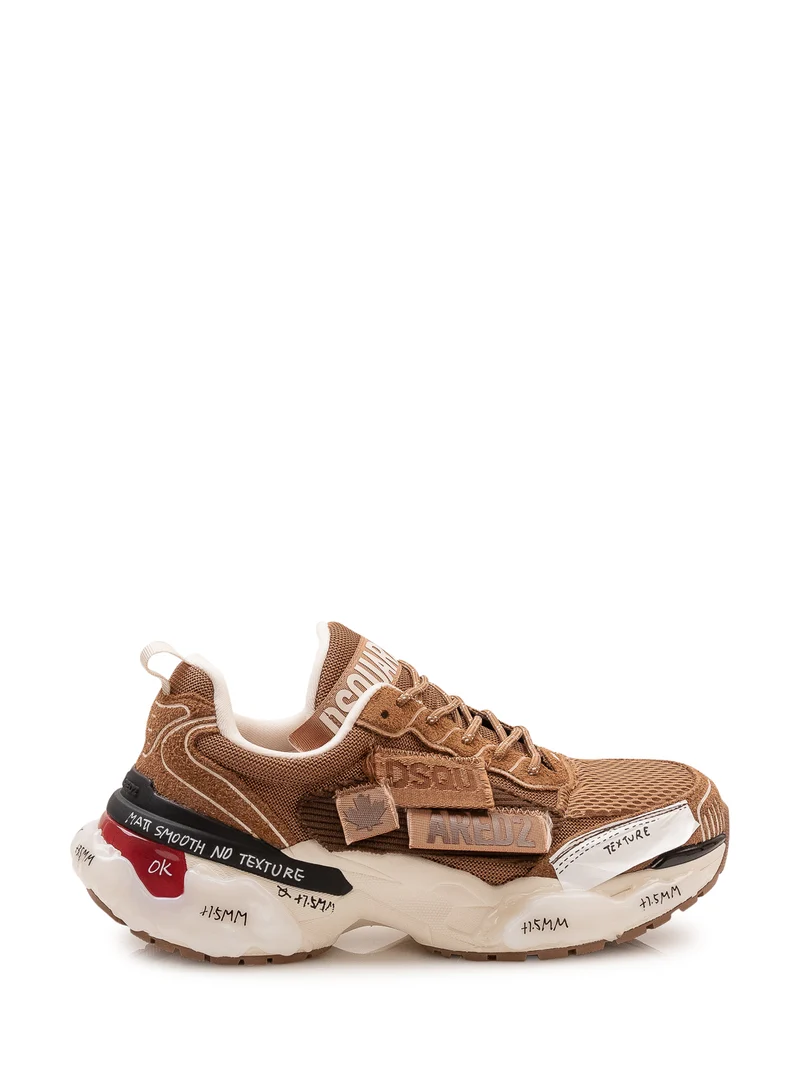 Sneaker con Inserti Sovrapposti e Maxi Suola