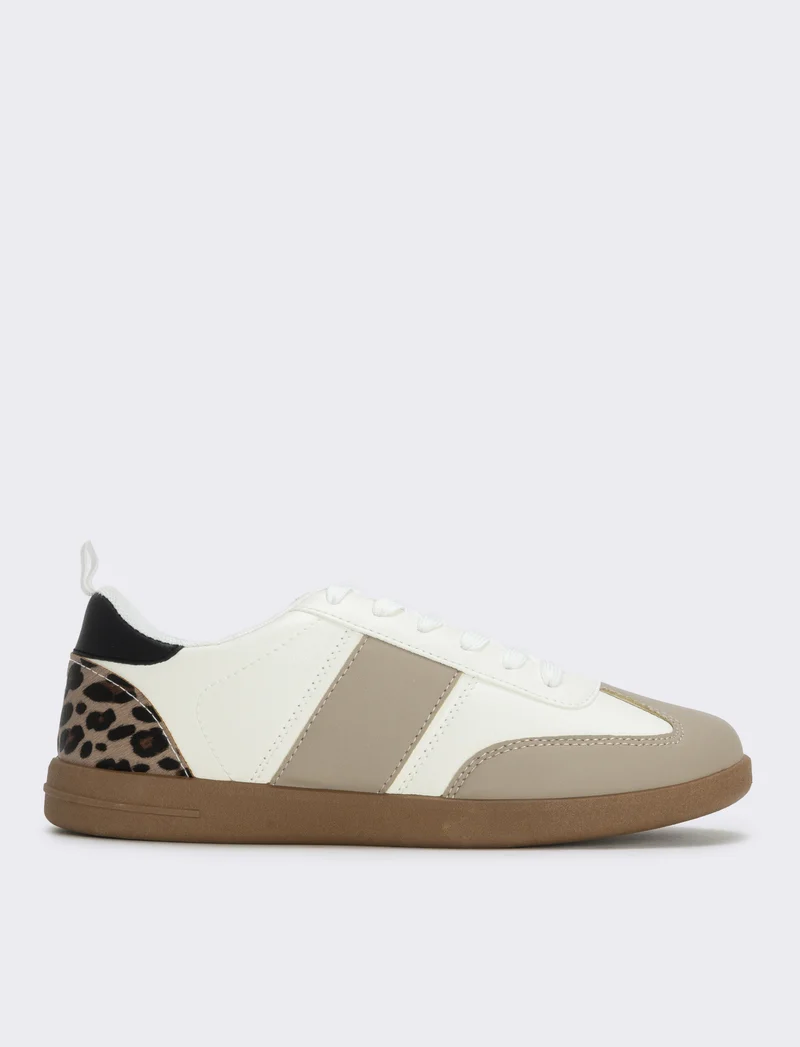Sneakers bianche con elementi a contrasto - Bianco