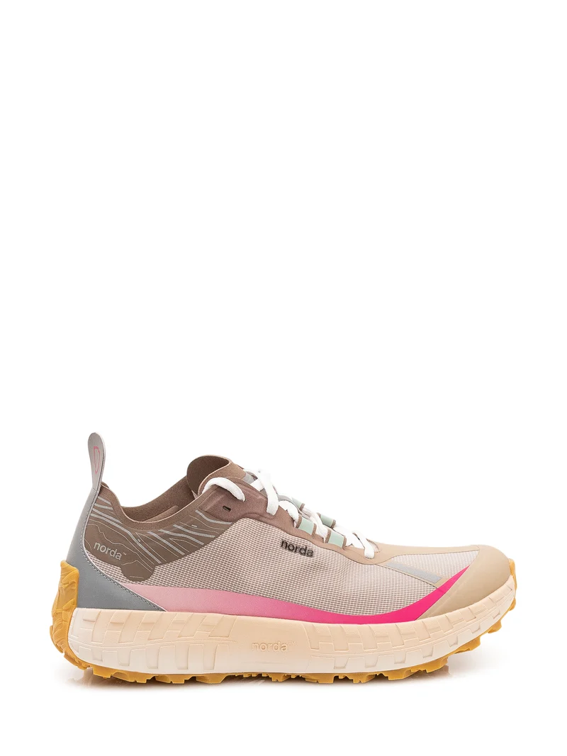Scarpa Sportiva con Lacci e Suola Dentellata