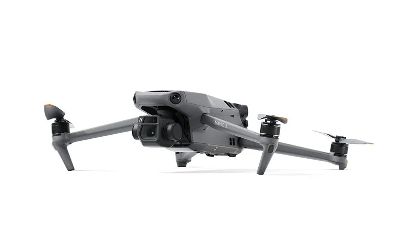 DJI Mavic 3 Drone 4 rotori Octocopter 20 MP 3840 x 2160 Pixel 5000 mAh Nero, Grigio