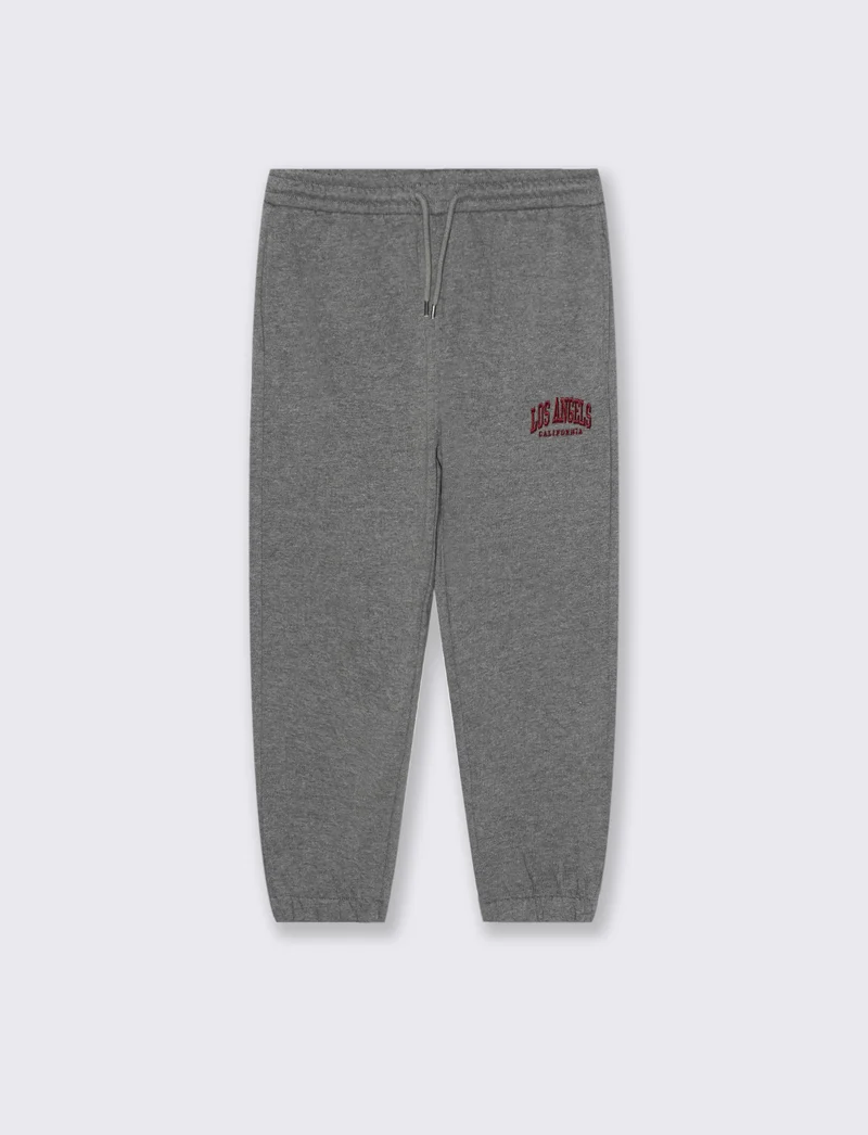 Jogger con ricamo college. - Grigio mel.