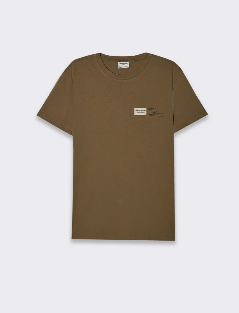 T-shirt in cotone premium con patch e stampina da uomo - Grigio fango