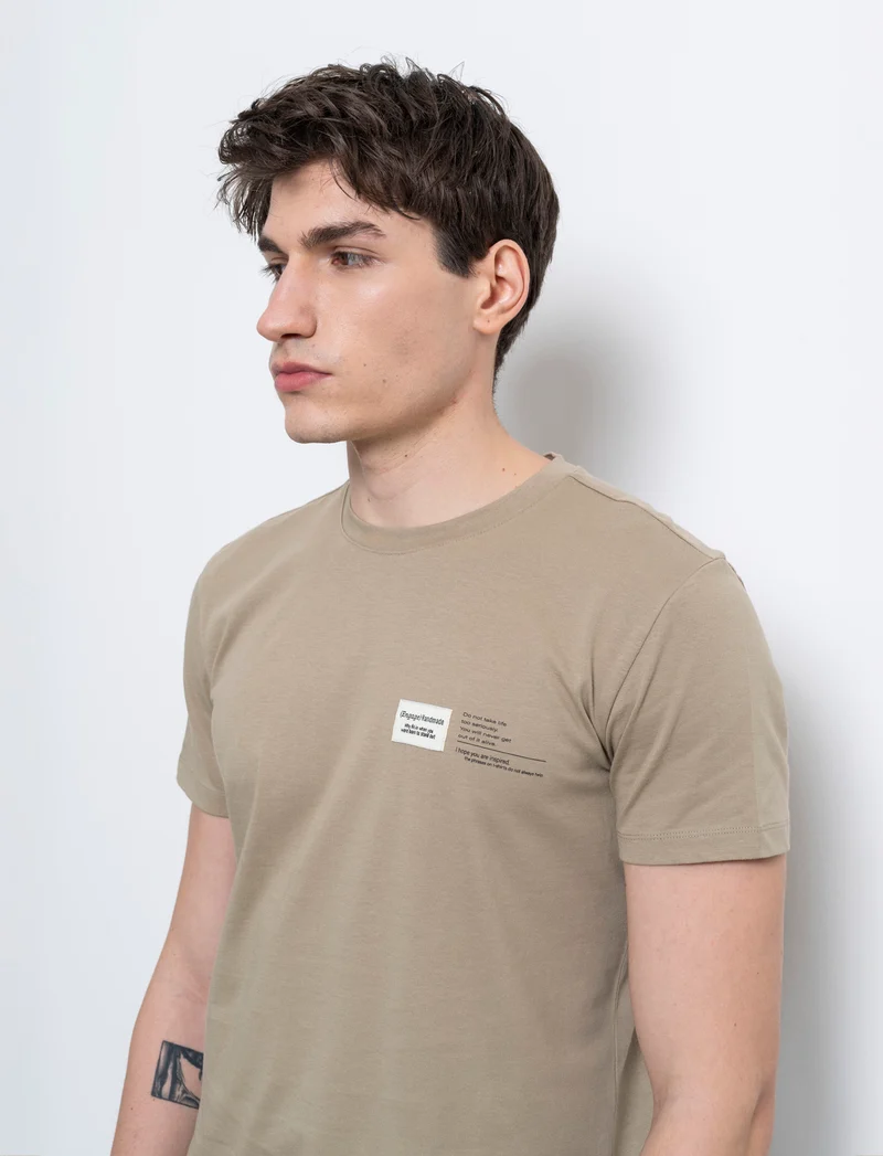 T-shirt in cotone premium con patch e stampina da uomo - Verde salvia